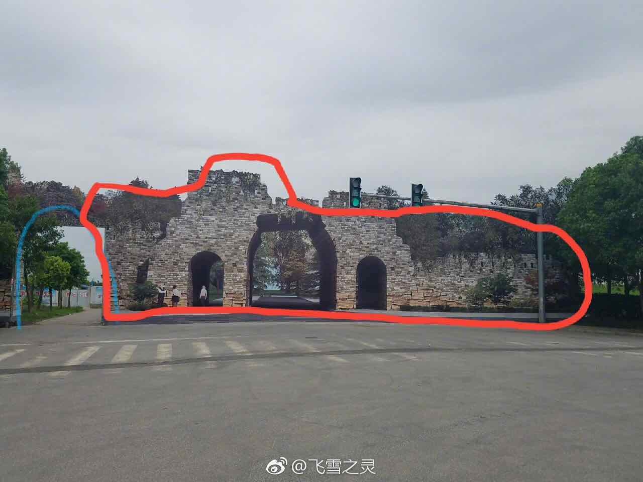 此城墙由附近汽修厂,莆田医院,殡仪馆联合冠名赞助修建