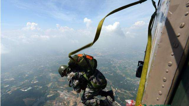 实拍特种兵800米低空跳伞:从离机到着陆仅百秒