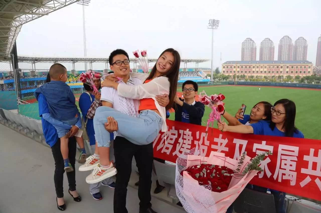 中建三局项目钢筋翻样员杨亮亮在自己建设的全运场馆内向女友李扬求婚