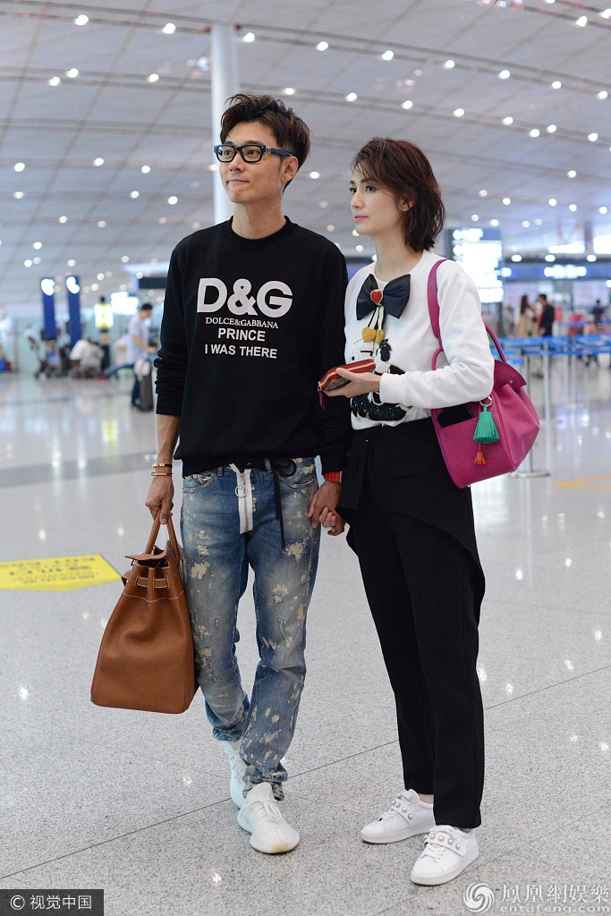 辣妈潮爸!张丹峰夫妇牵手现身狂撒狗粮