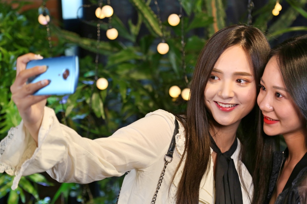 自拍才是第一生产力那些手持美图的小姐姐