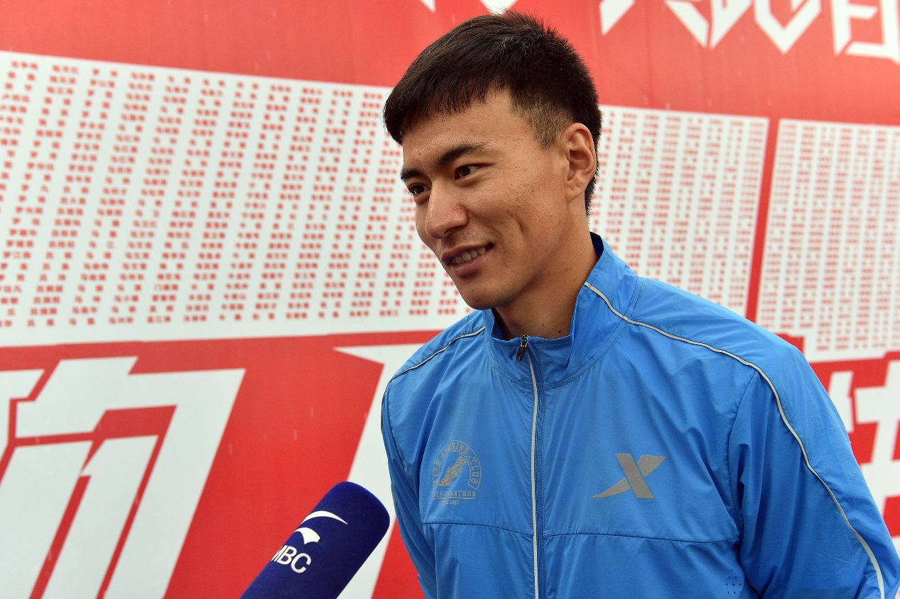 2017昆明高原半马雨中开跑 与奥运冠军陈定一起跑上瘾