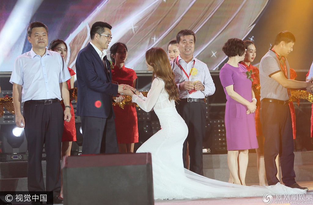 林志玲半蹲给嘉宾颁奖