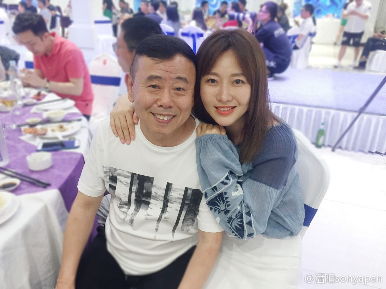 潘长江全家福曝光妻女颜值高