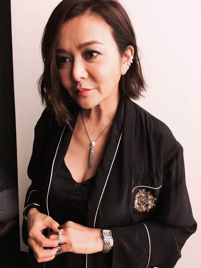 55岁的关之琳现身机场 独自拎行李变女汉子