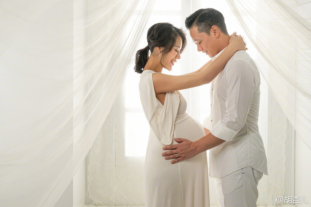 胡杏儿微博晒孕肚照 夫妻二人甜蜜依偎恩爱十足