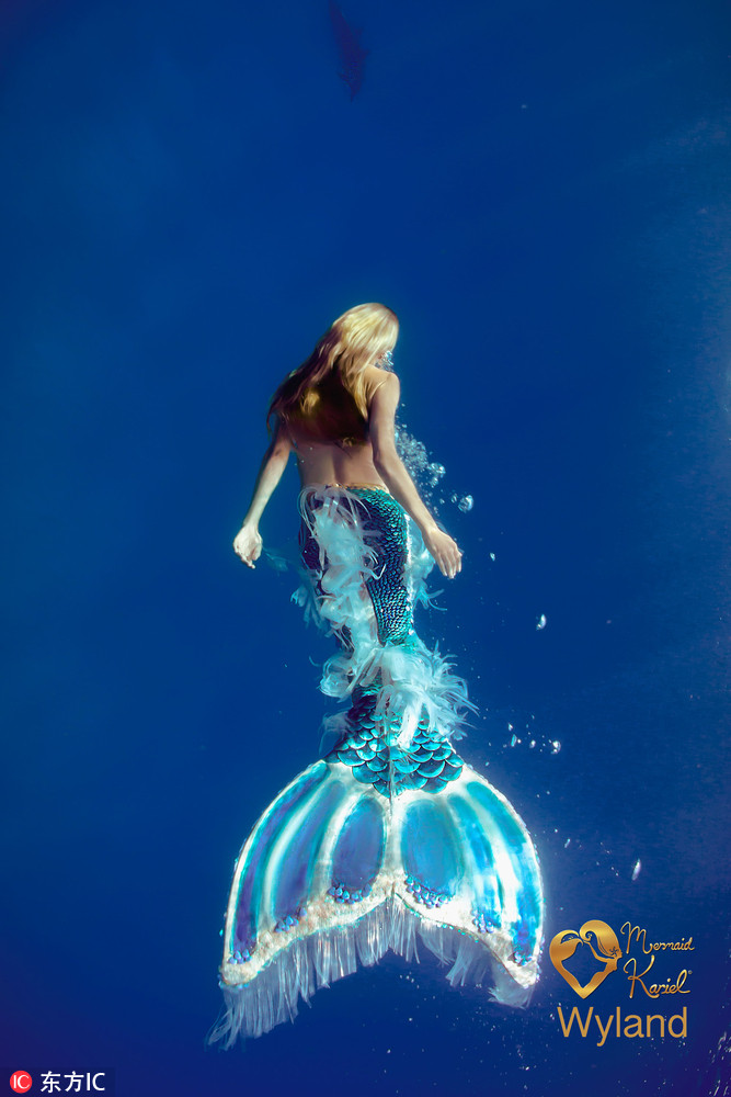 美女夏威夷海滩扮美人鱼表演 帮助自卑儿童重拾自信