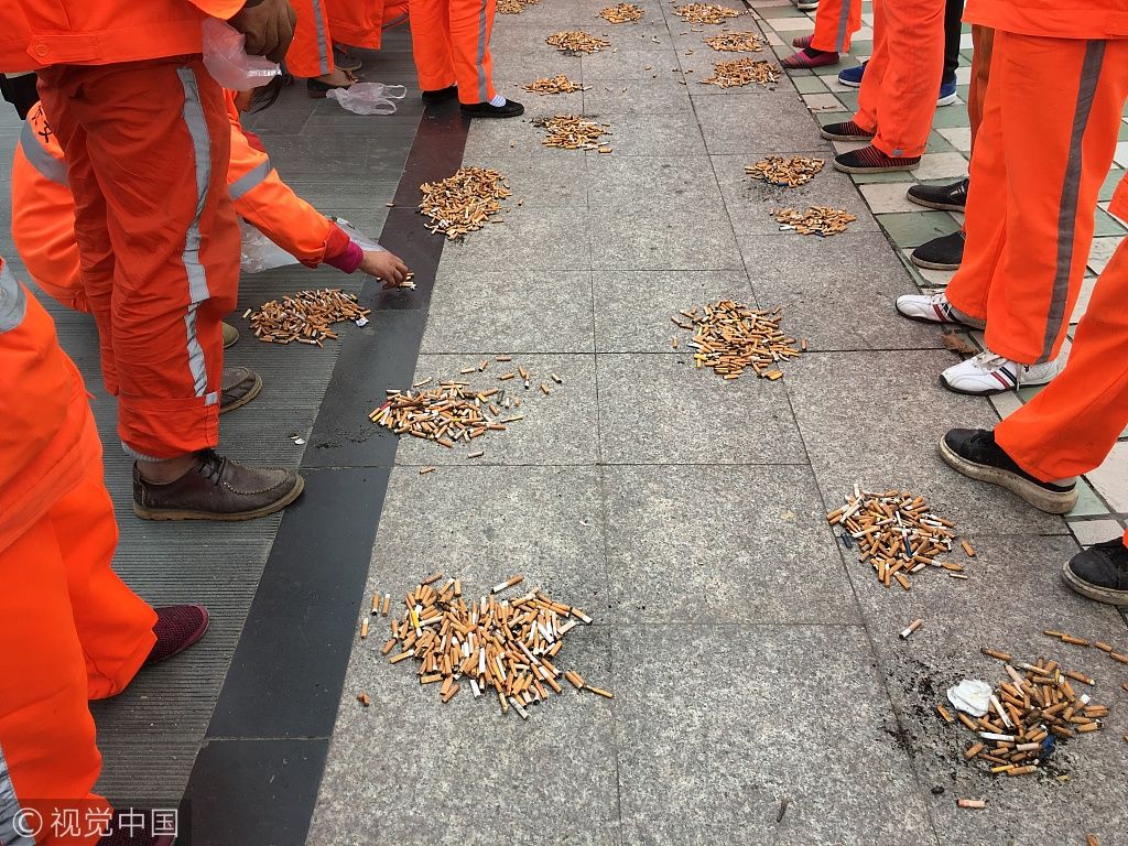 西安十余环卫工半天捡4000多烟头