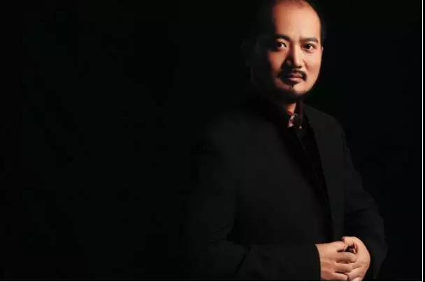 在凤凰卫视20周年时,华姐主播田川曾穿过一套"凤还巢"华美礼服,缂丝