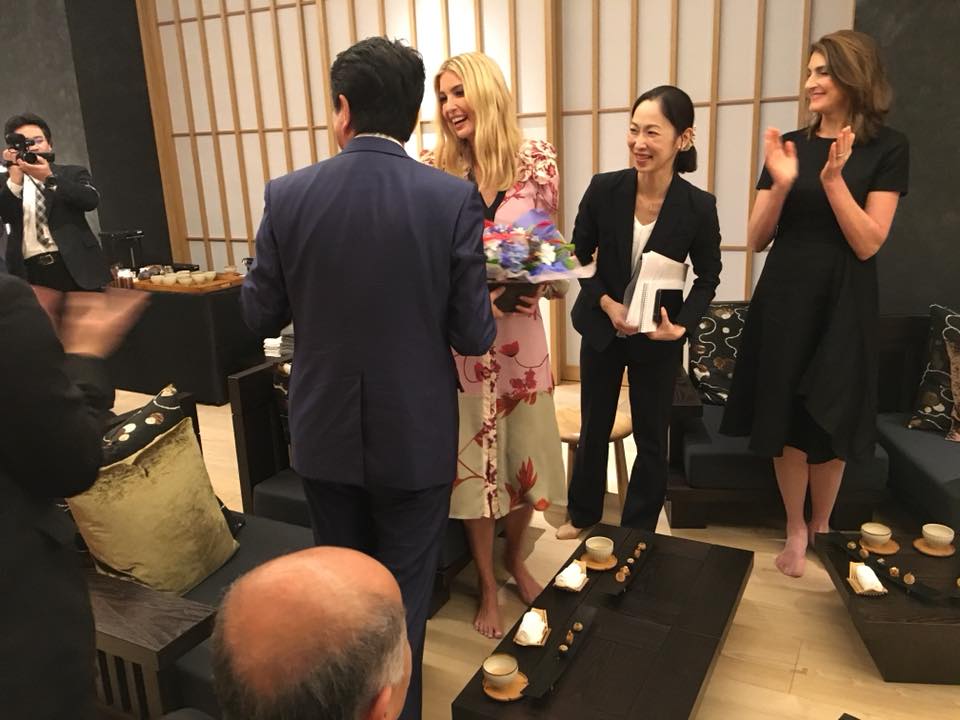 该报援引早稻田大学政治学教授中林美惠子的观点称,伊万卡的个人魅力