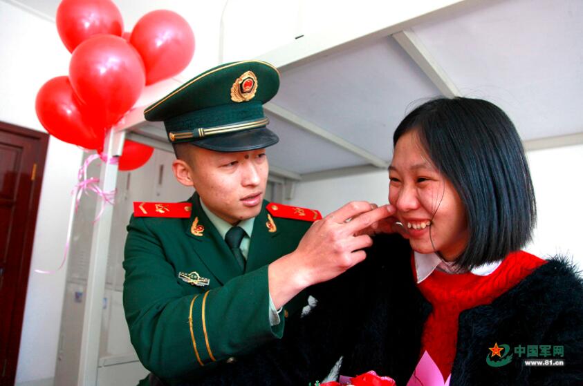 她!单腿跪地求婚 刷屏了军人的朋友圈