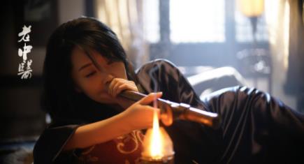 不愧是冻龄女神许晴躺着吸烟都这么美