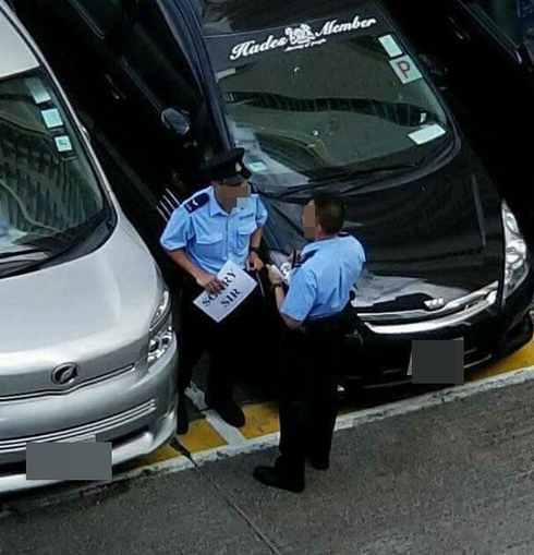 香港一警察跪地停车场 举牌求见领导