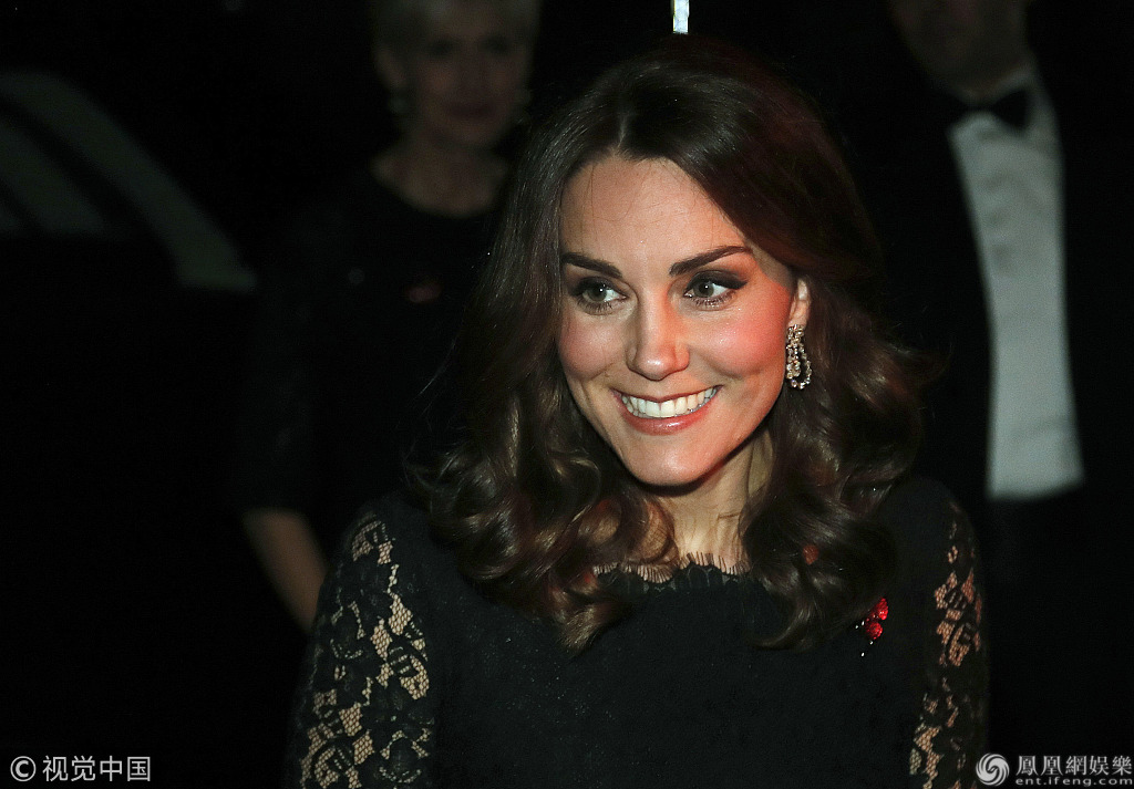 凯特王妃穿美裙出席晚宴 怀第三胎身材依旧婀娜