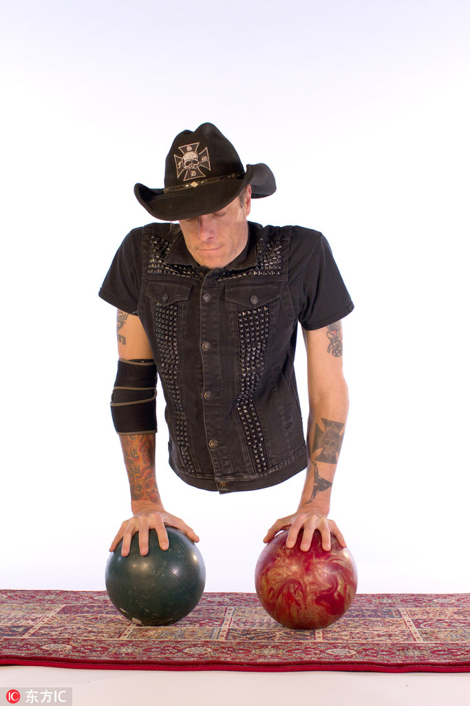 手掌上的人生 美国半身人杂耍表演技艺惊人