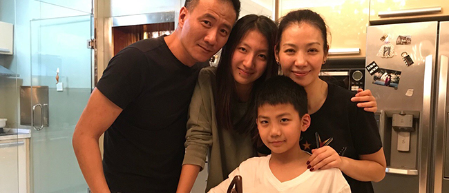 胡军全家为康康庆生 豪宅内景抢镜