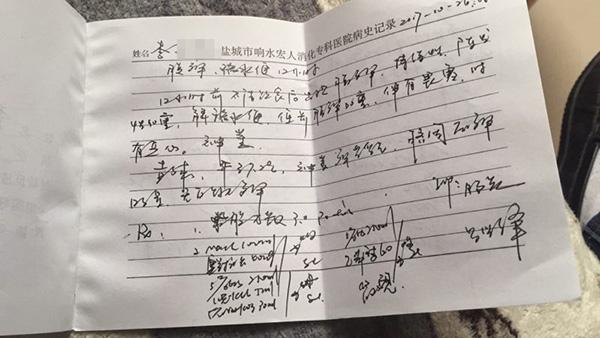 女孩呕吐腹泻 家长疑超市购巧克力变质掰开见蛆虫