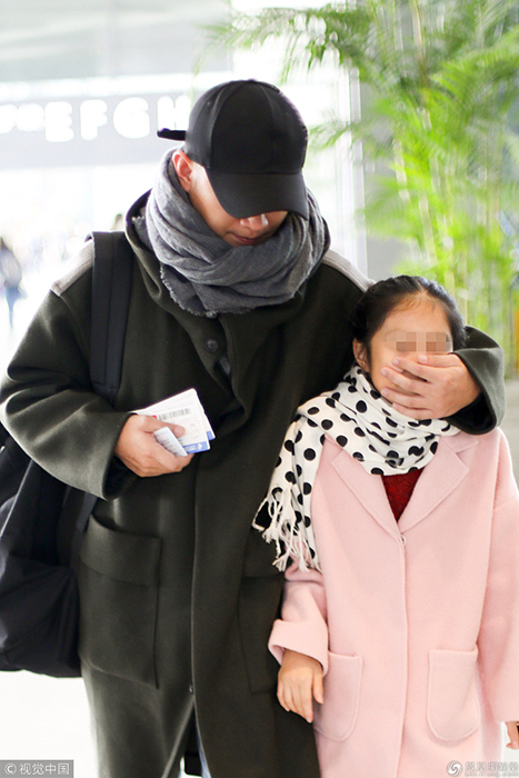 文章将女儿的嘴捂得严严实实的.