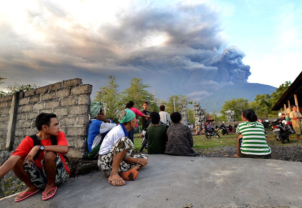印尼巴厘岛阿贡火山喷发火山灰直冲云霄小朋友淡定拍照