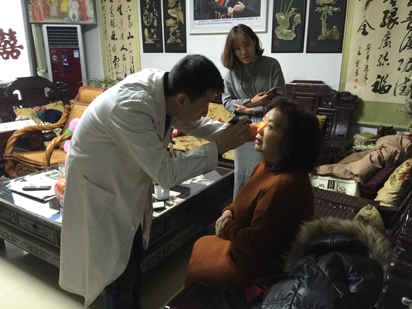 郑州华厦眼科医院医生走进王宽老师家
