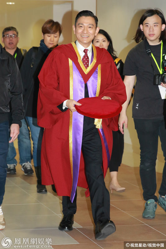 刘徳华获颁荣誉文学博士 低头受礼谦逊儒雅