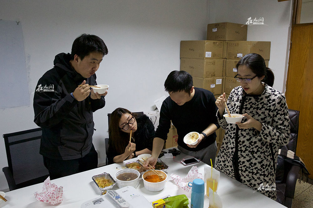"图为赵浩淇与同事(左二)以及两名合伙人加班后在会议室点了简餐外卖.