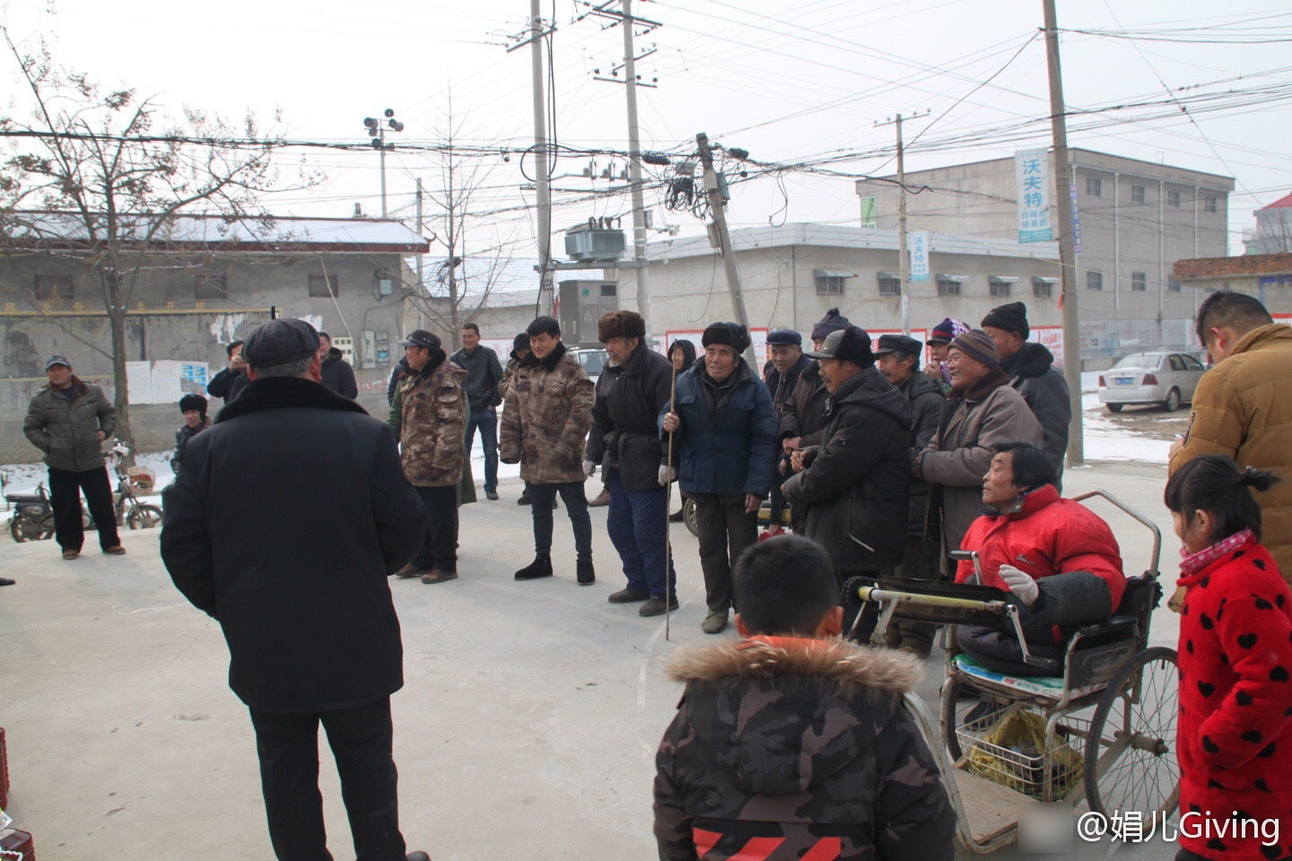 草帽姐为乡亲们分发年货 寒冬不忘帮老人推车