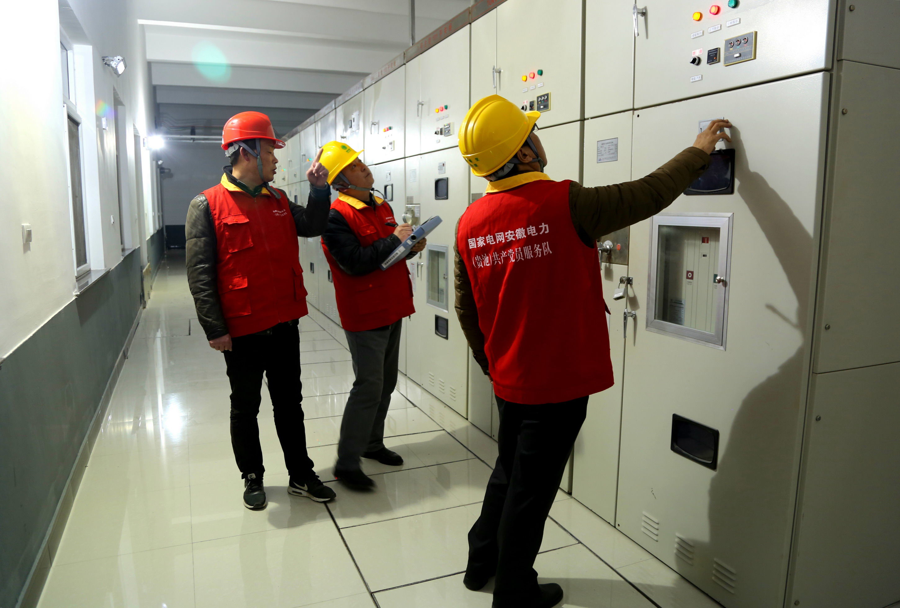 (陈晨摄)宣城供电公司将人工巡视和智能机器人巡检相结合,保障设备