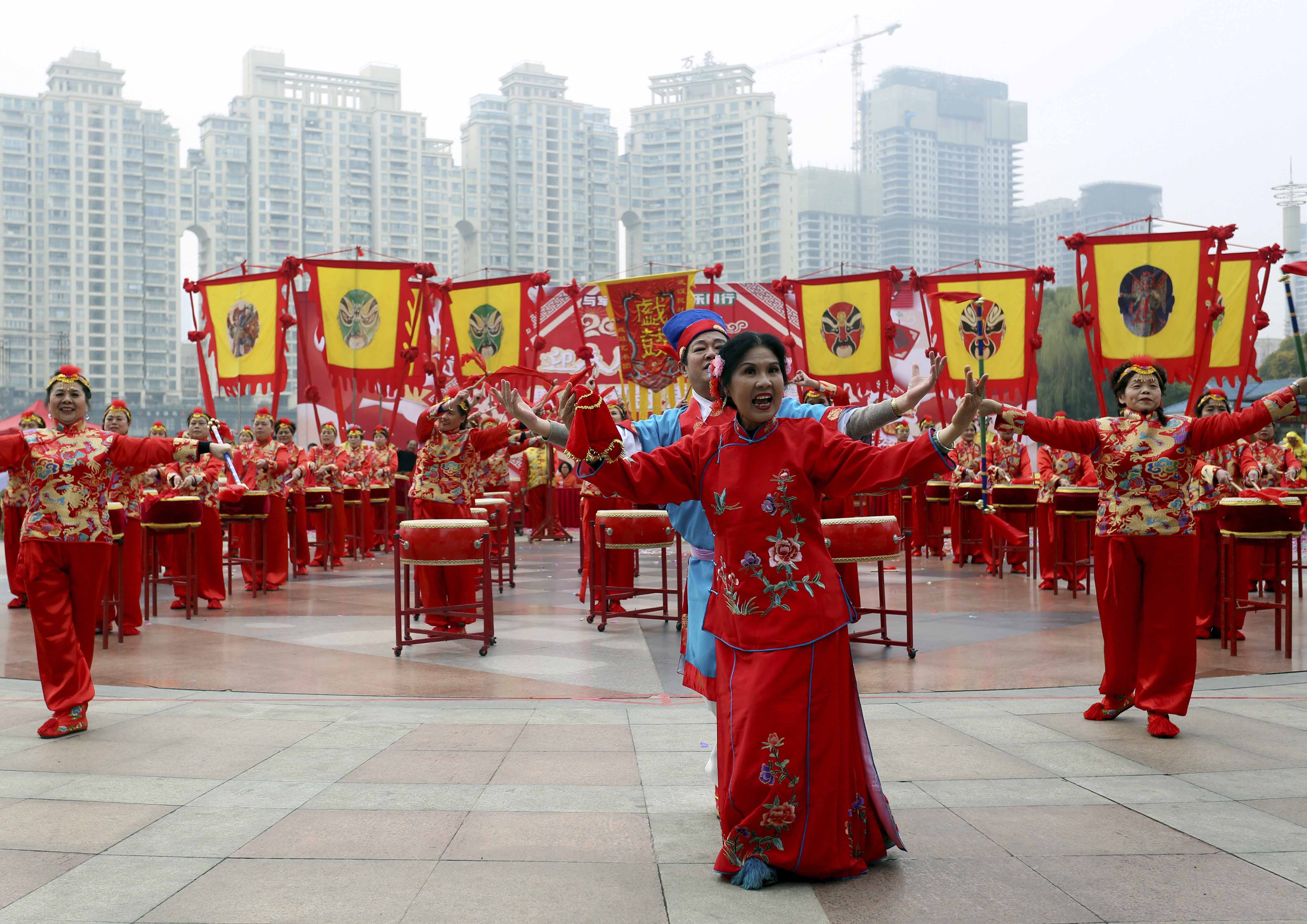 江汉区举办2018非遗民俗大观园市民迎春月里品味民俗
