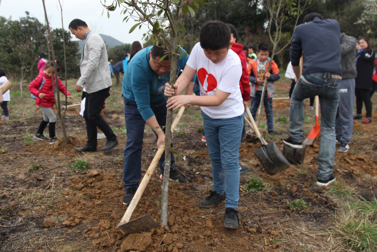 中可华中举办公益环保植树活动全民携手创绿守护蓝天