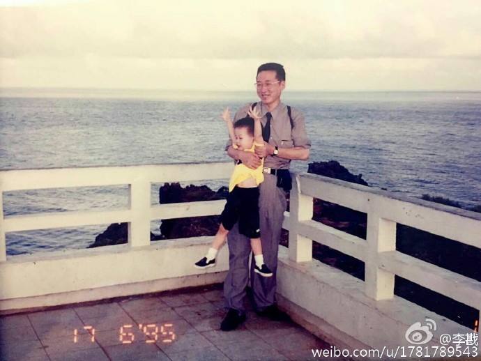 2005年9月21日,李敖和儿子李戡参观北京法源寺,李敖题字.