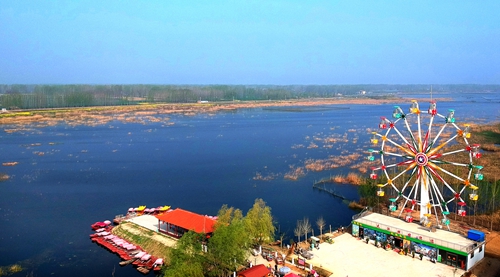 商丘市梁园区举办第一届黄河故道湿地花海徒步穿越活动