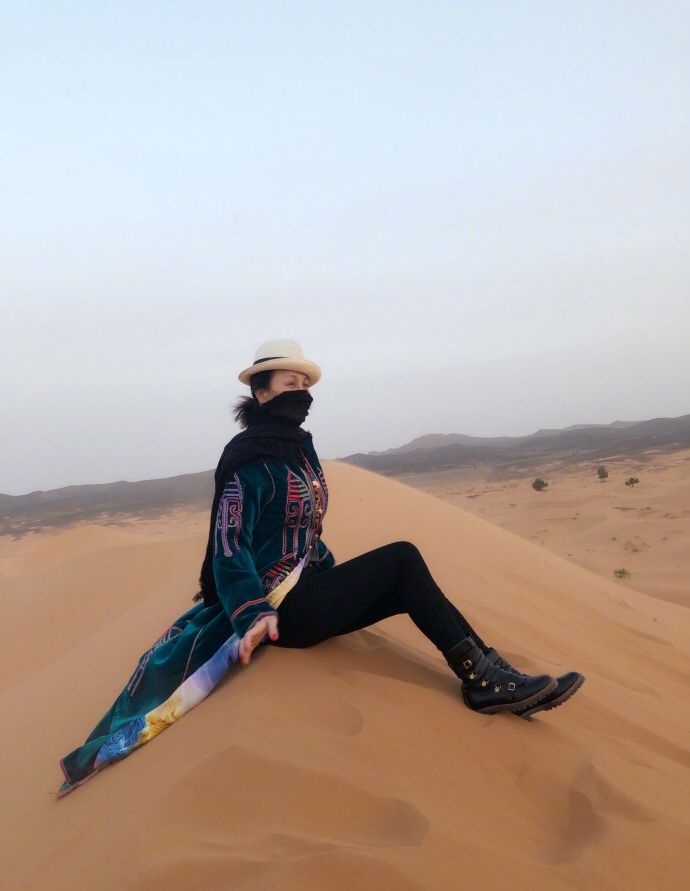 刘嘉玲晒撒哈拉旅行照片 素颜出镜身材苗条大秀长腿