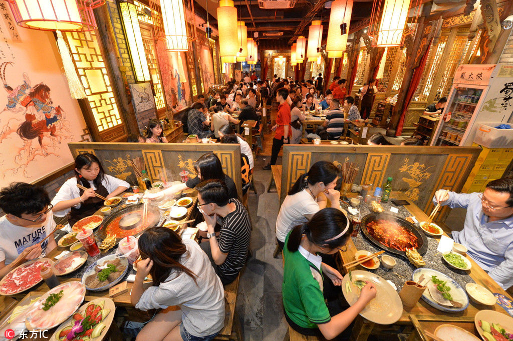 成都火锅店 万人通宵排队"白吃白喝"