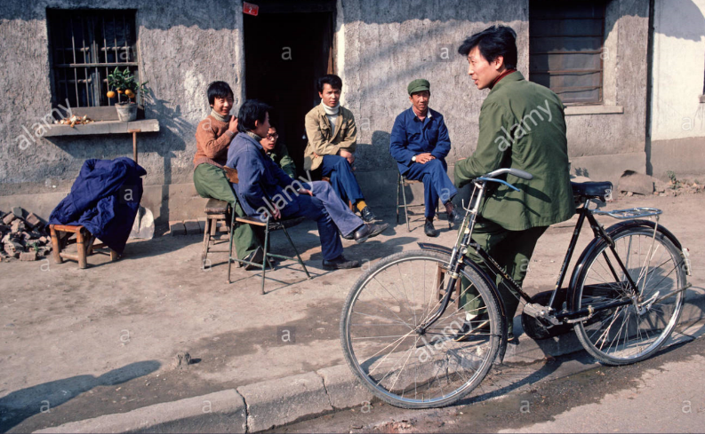 1979年的南京 不少人就这样晒着太阳聊着天