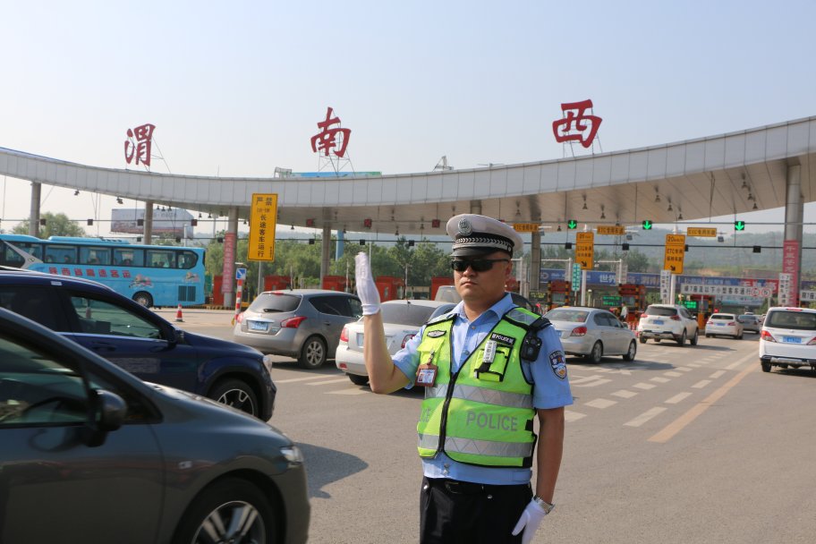 陕西省渭南市公安局交警支队高交大队西潼中队在连霍高速港口收