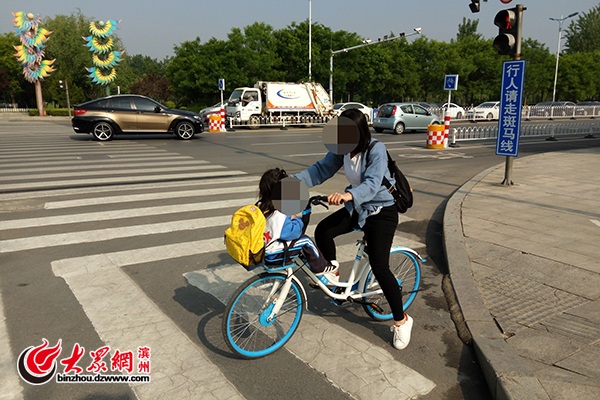 滨州街头共享单车花式载人层出不穷