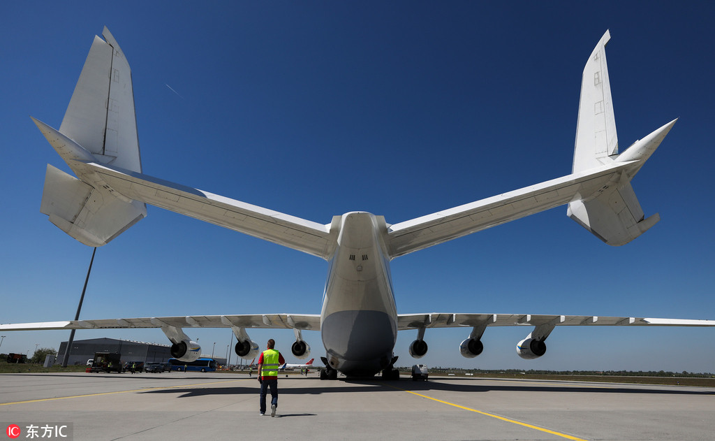 围观全世界最大飞机高六层楼载重量250吨