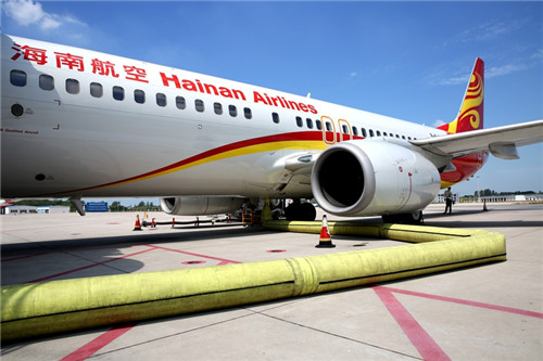 飞机监护人员每天在机坪上要监护8至10架飞机,每架飞机的监护时间在1