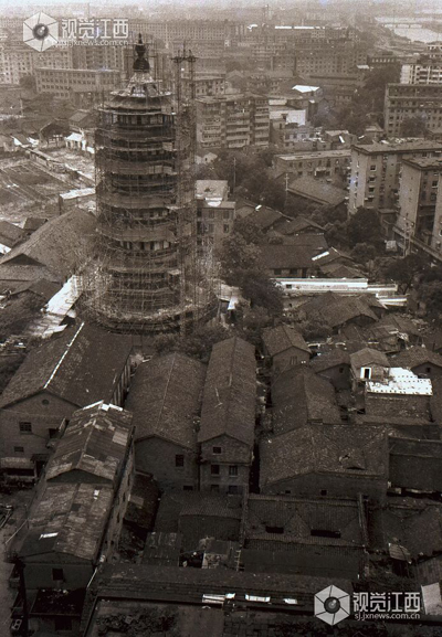 2000年拍摄的绳金塔