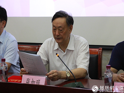 在表彰大会上,市教育局副局长张如明向与会各人宣读了关于开展活动和