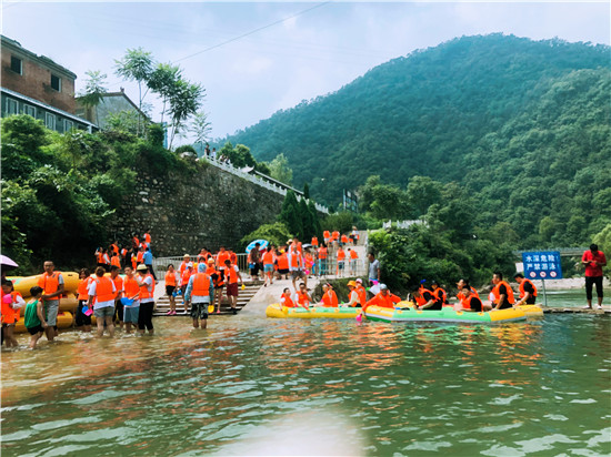 近期,高温致"炎值"爆表,济源王屋山漂流迎来众多游客,让林山村贫困户