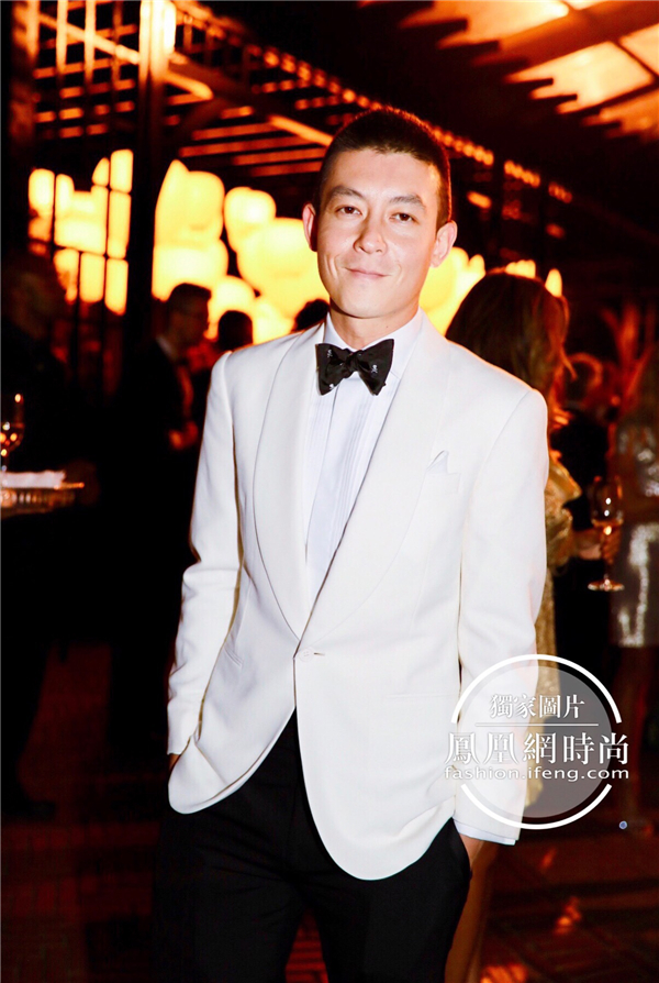 很少以正装示人的陈冠希也身穿白色西装亮相,帅帅的眼神简直太撩人!