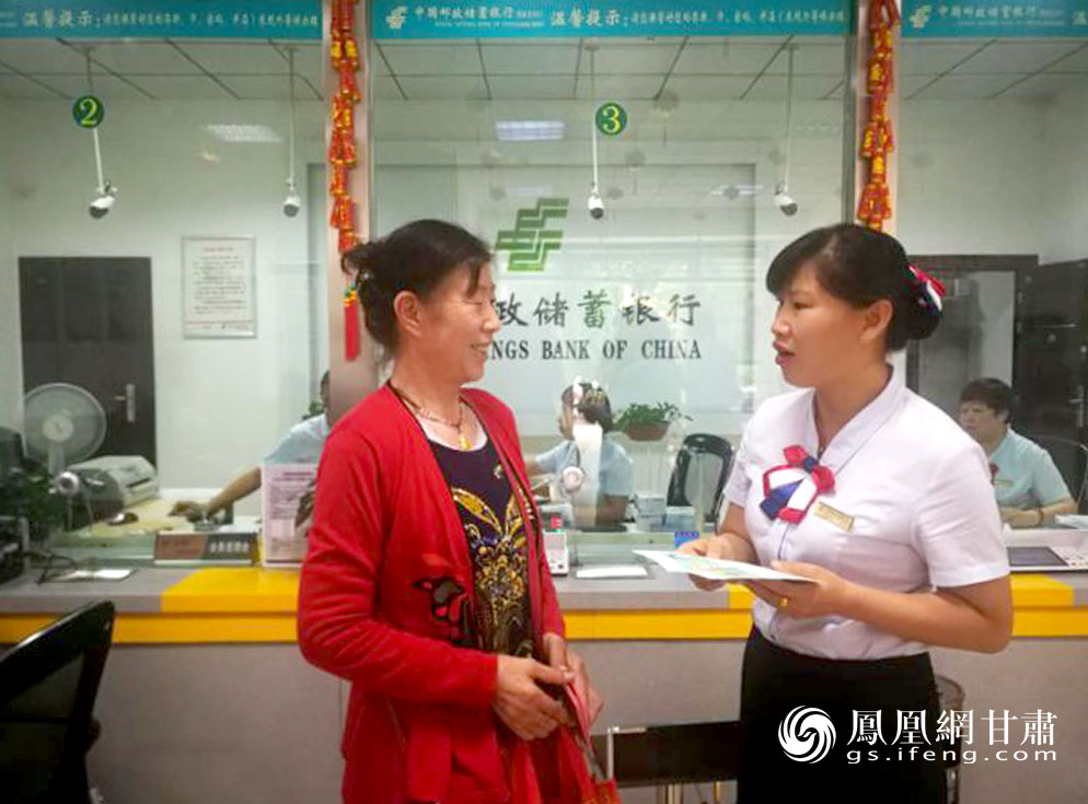 向春玮为客户解答疑问 刘海天 摄