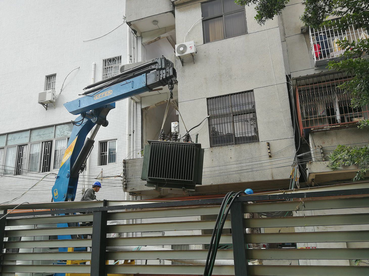 南方电网深圳供电局展开停电抢修工作 恢复客户用电