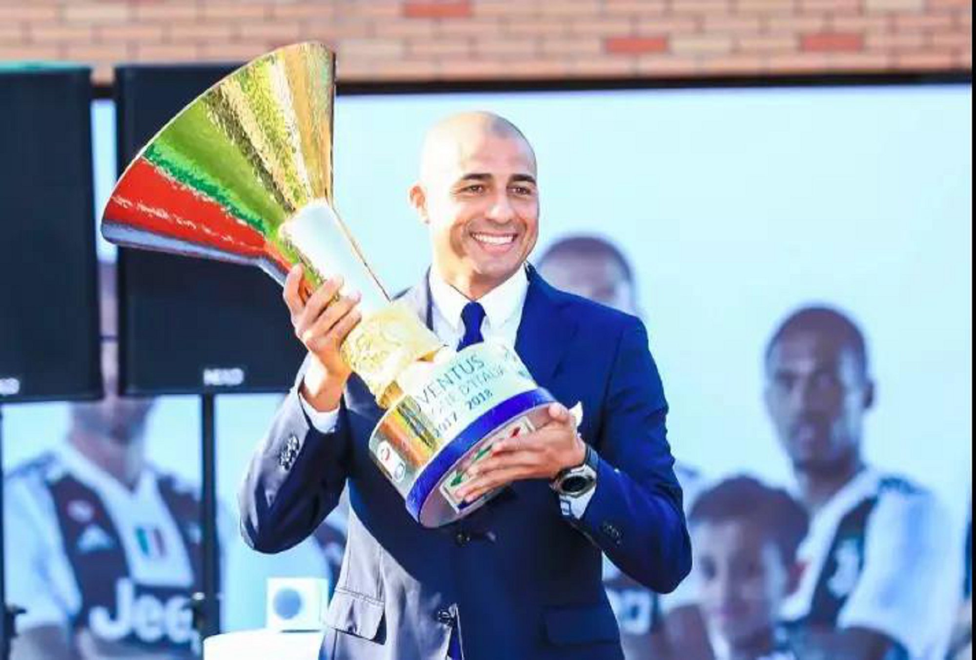 特雷泽盖还将象征意大利足球至高荣誉的意甲贝尔托尼奖杯带到了天津