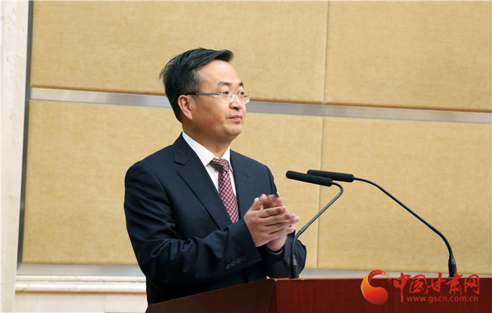 仪式上,皋兰县委副书记,县长杜宁让分别介绍了5个签约项目的基本情况.