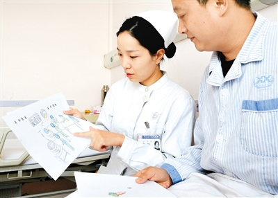 患者通过李卉姿绘制的漫画,更加直观地了解手术.