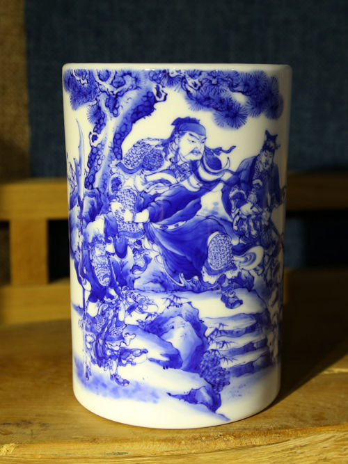 城事 正文 在今年的景德镇国际陶瓷博览会上,杨贺带来参展的传统人物