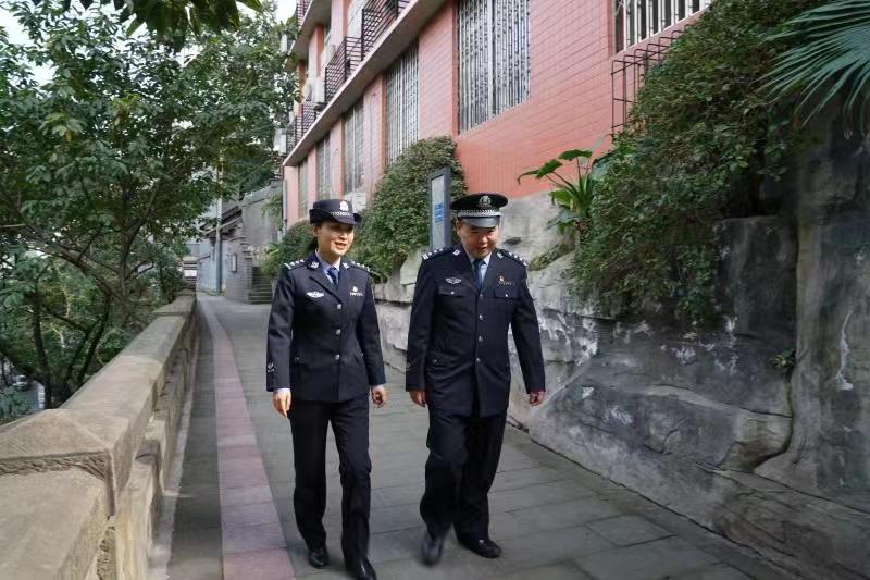 上清寺派出所户籍警高万禄25年深情诠释有困难找警察